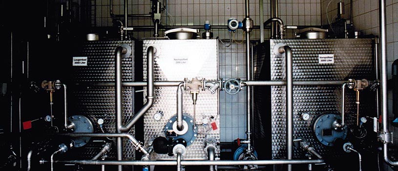 Behälterwaschanlagen für Edelstahlcontainer mit Rundverkettung